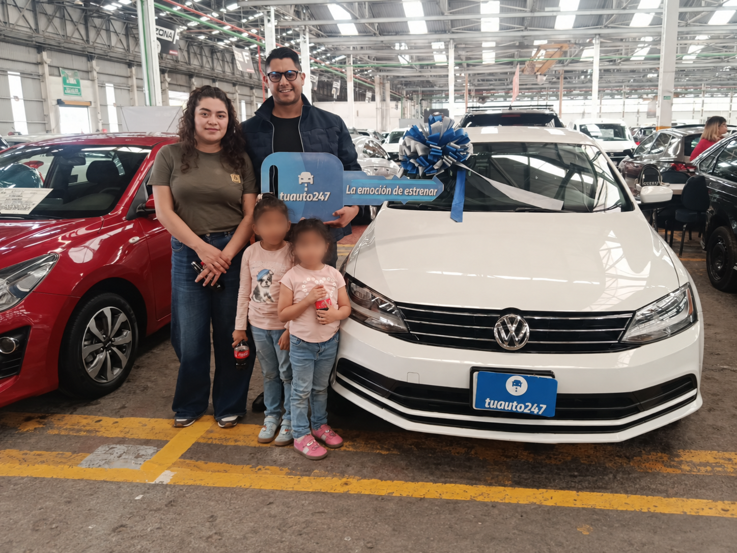 Familia recibiendo su auto en TuAuto24/7; rostros de menores difuminados