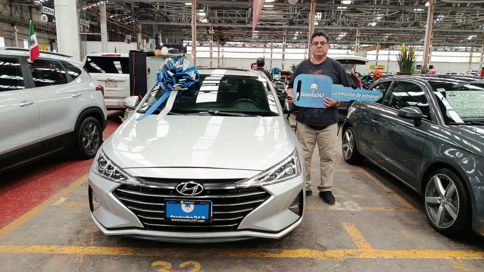 Cliente recibiendo su auto en TuAuto24/7