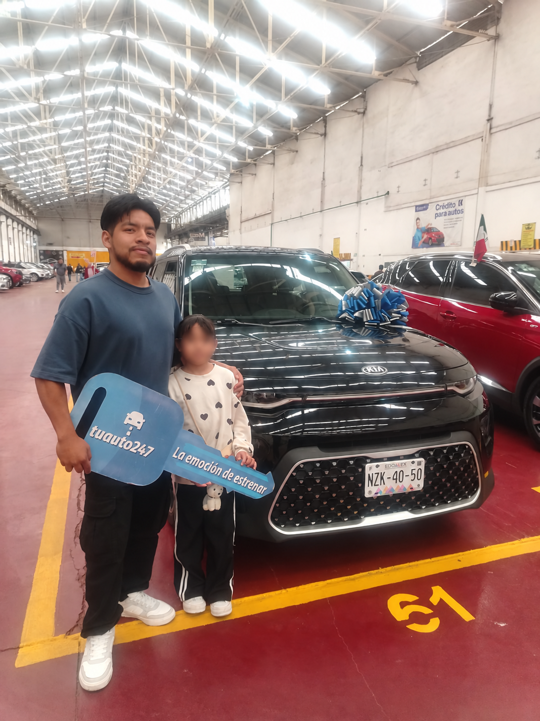 Cliente recibiendo su auto con un menor cuyo rostro está difuminado por privacidad