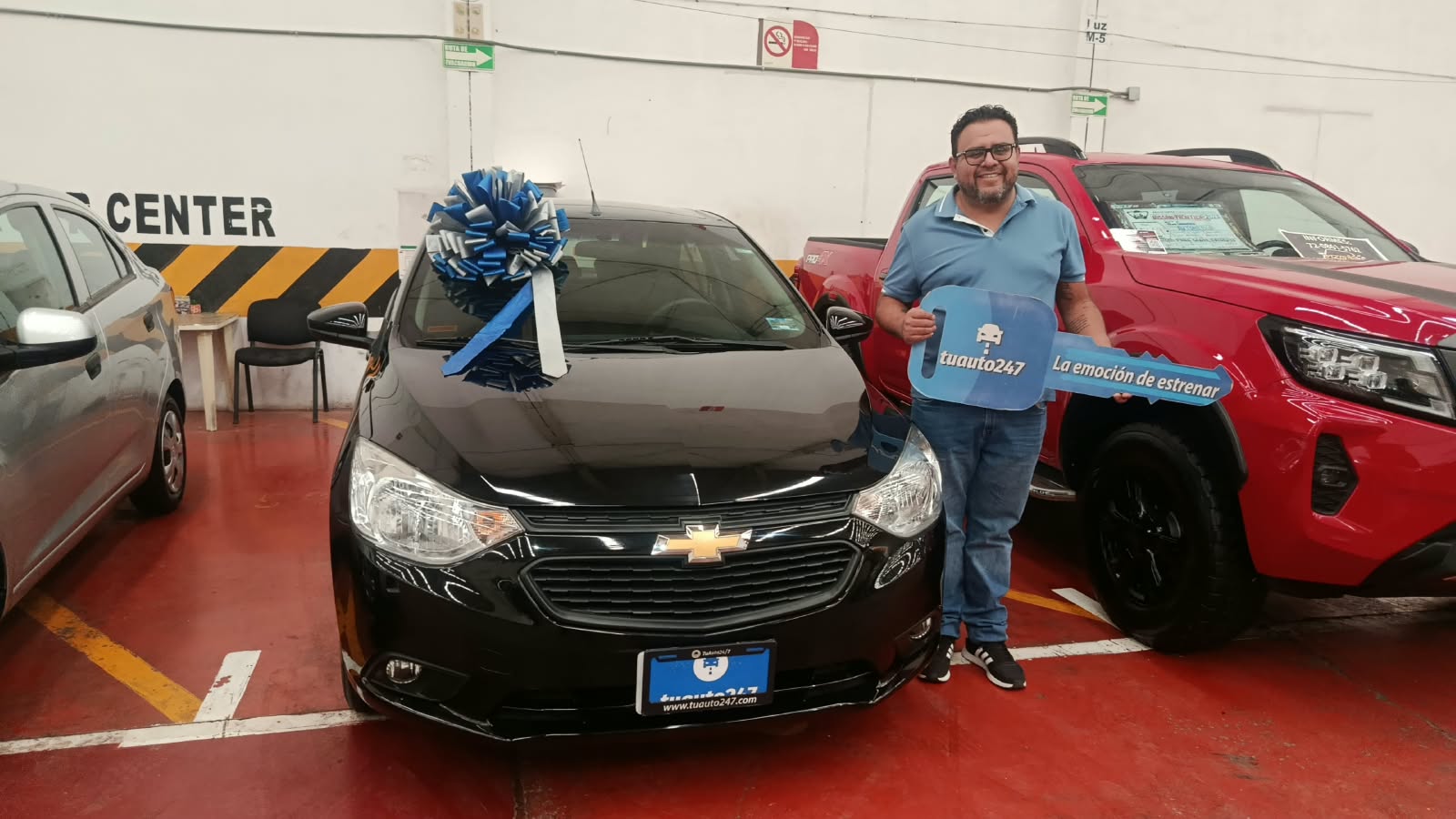 Cliente junto a su auto entregado por TuAuto24/7